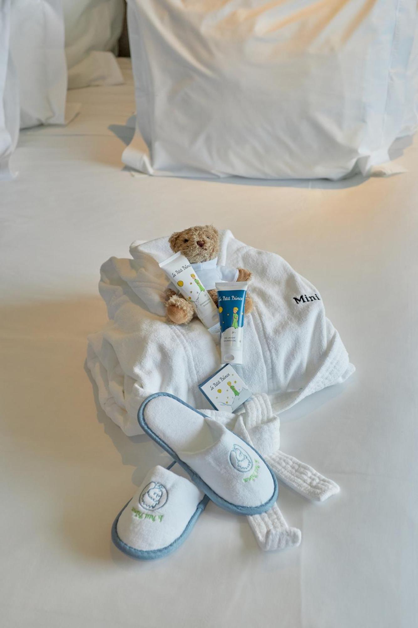 Octant Ponta Delgada Hotel Exterior photo A bathrobe and toiletries